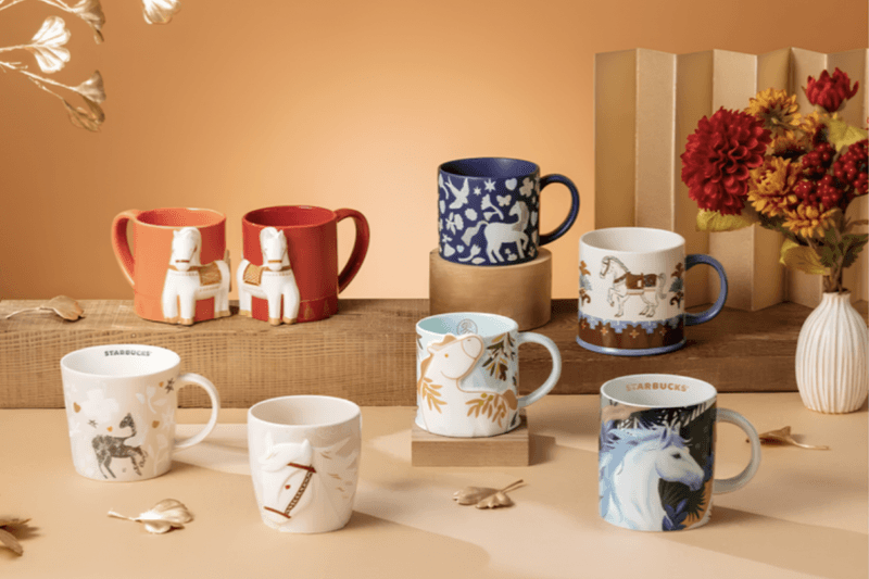 2026 就用 Stabucks 開啟！星巴克「馬年限定」周邊：招財貓飲料袋、達摩變色冷水杯...開運全收！