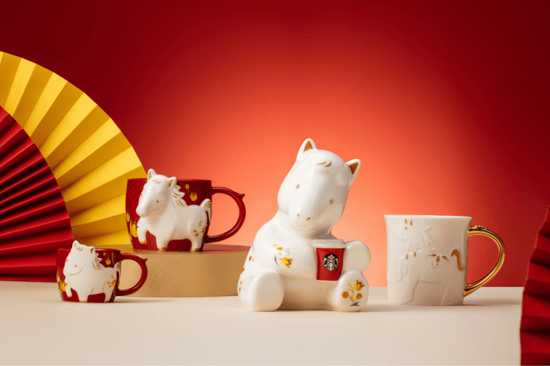 2026 就用 Stabucks 開啟！星巴克「馬年限定」周邊：招財貓飲料袋、達摩變色冷水杯...開運全收！