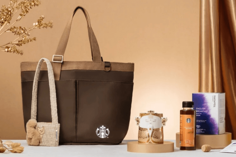 2026 就用 Stabucks 開啟！星巴克「馬年限定」周邊：招財貓飲料袋、達摩變色冷水杯...開運全收！