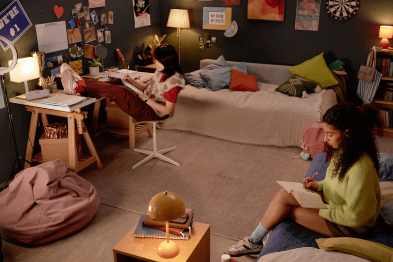 拖延症患者必備的夜晚：Admin Night 聚會正在流行，大家都開始享受把生活收拾好的成就感！