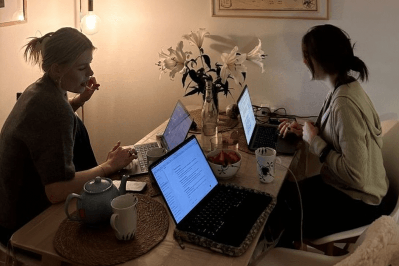 拖延症患者必備的夜晚：Admin Night 聚會正在流行，大家都開始享受把生活收拾好的成就感！