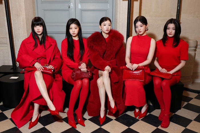 全紅造型也可以很高級:ILLIT 現身 Jacquemus 秀場,這 3 個「Tone on Tone」穿搭技巧請筆記!