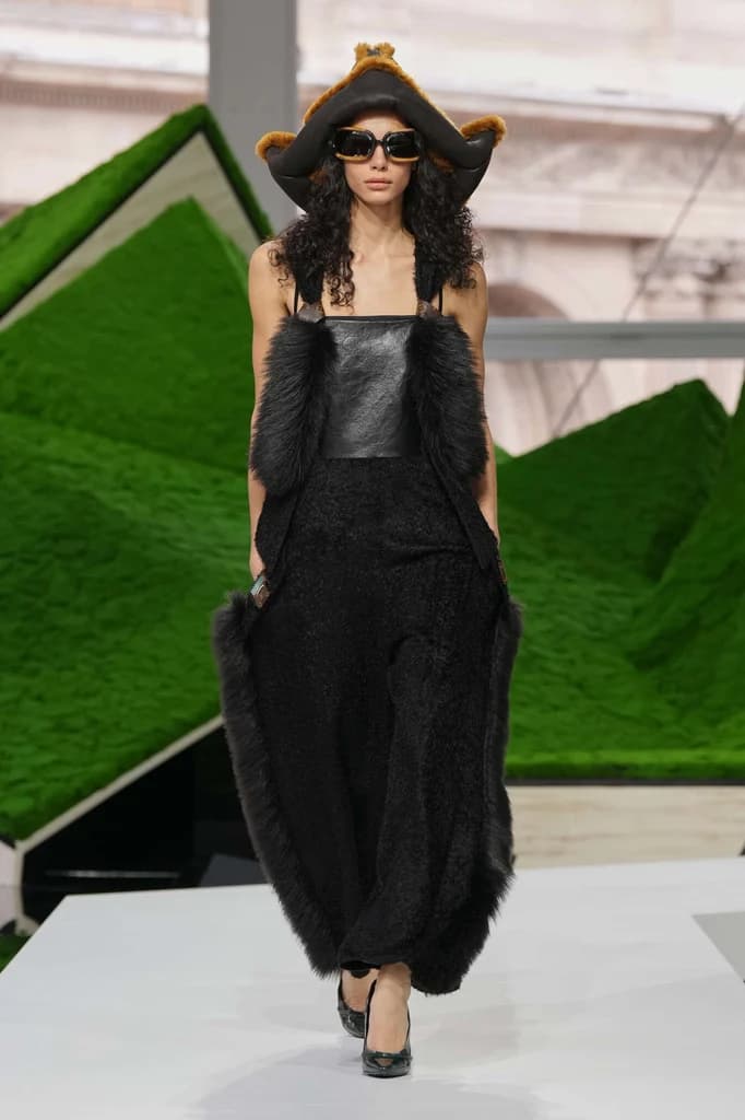 #PFW: Shepherd Capes and Sheep Motifs… Welcome to Louis Vuitton’s Pastoral Adventure at the Louvre!