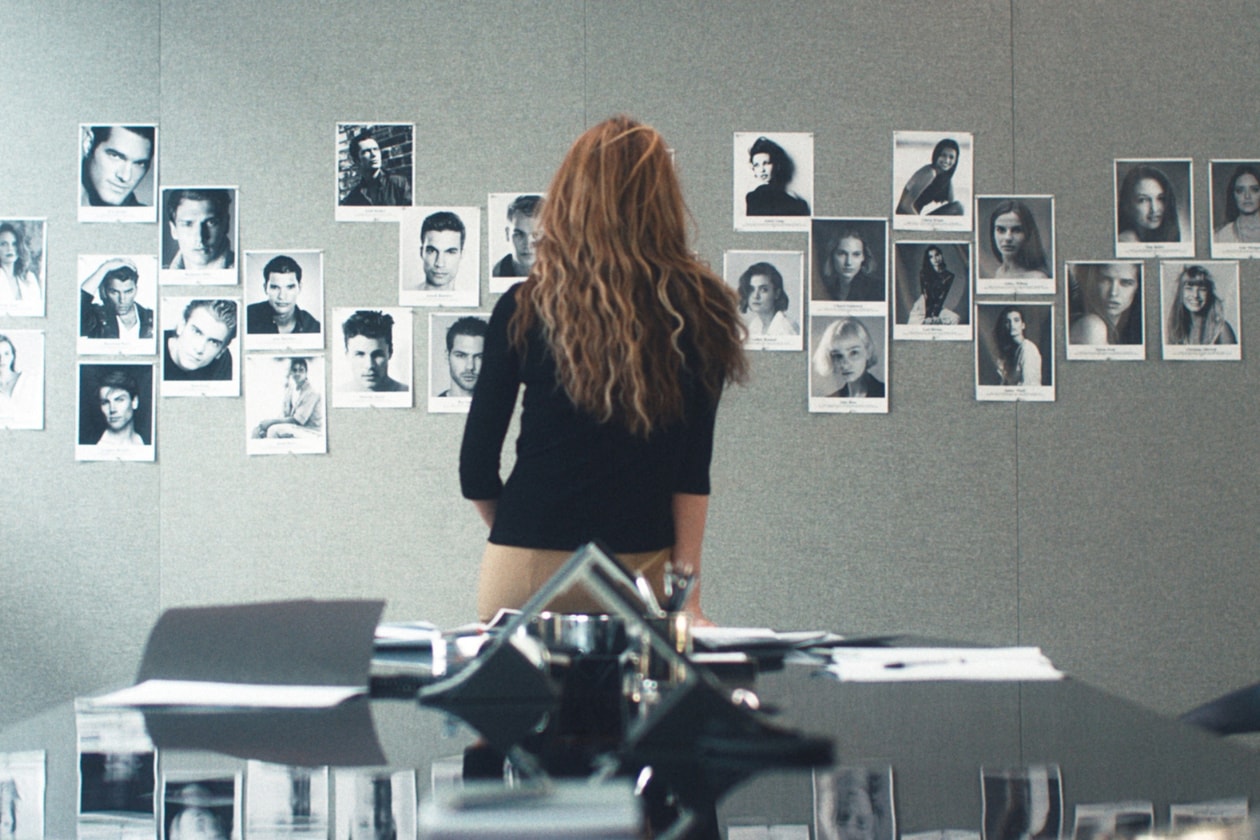 Disney+ 必看《愛情故事：甘迺迪與貝塞特》：Ryan Murphy 揭開 90 年代最虐心皇室愛情，Carolyn Bessette 極簡穿搭全解析