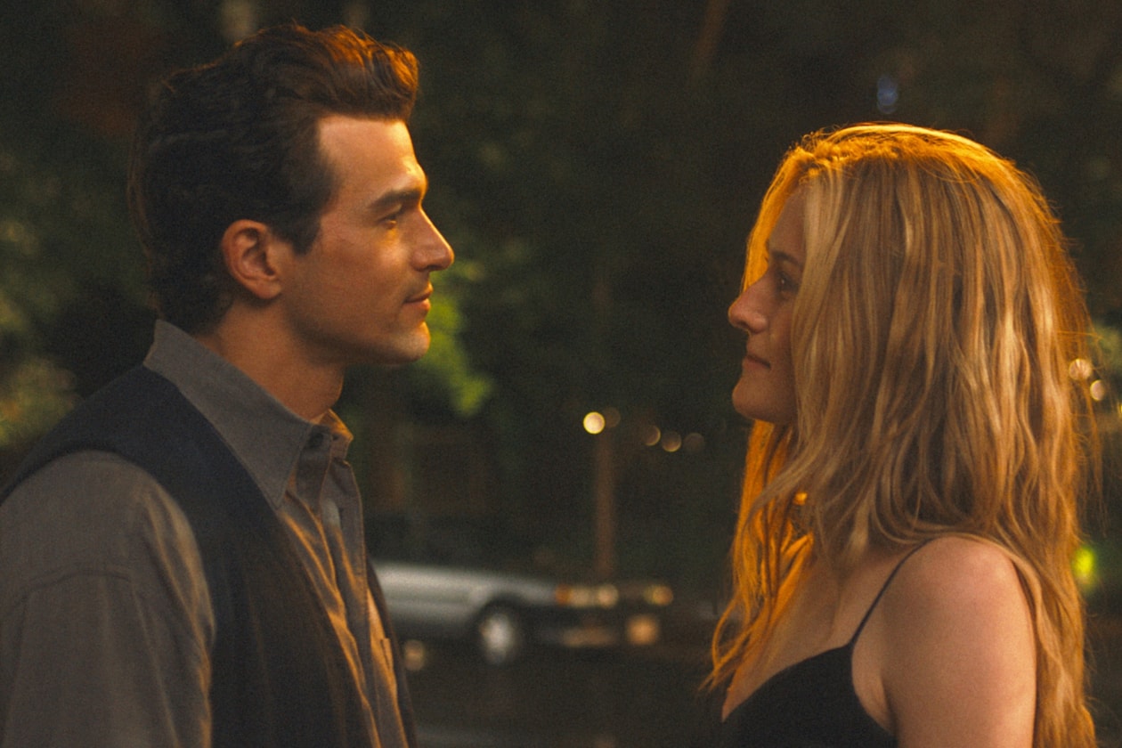 Disney+ 必看《愛情故事：甘迺迪與貝塞特》：Ryan Murphy 揭開 90 年代最虐心皇室愛情，Carolyn Bessette 極簡穿搭全解析