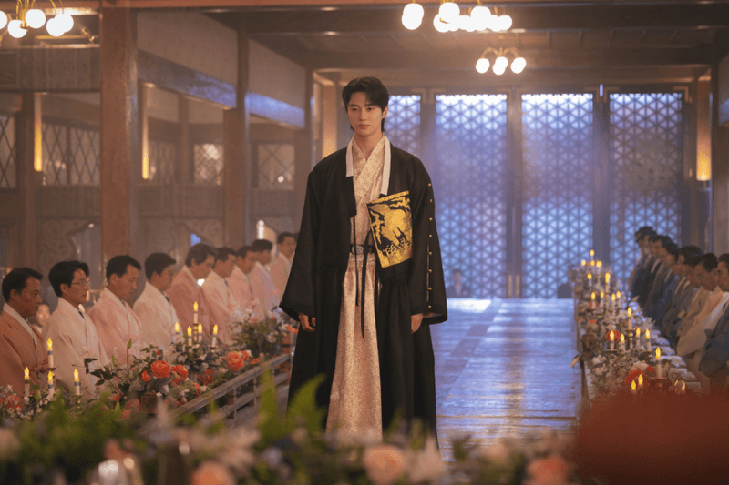 夢幻 CP 終於要來了：IU × 邊佑錫《21世紀大君夫人》定檔 4 月首播，最新劇照美得令人屏息！