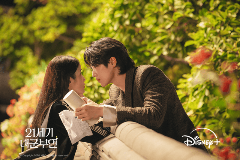 夢幻 CP 終於要來了：IU × 邊佑錫《21世紀大君夫人》定檔 4 月首播，最新劇照美得令人屏息！