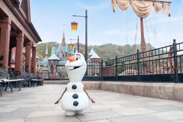 香港迪士尼 20 周年慶典：魔雪奇緣世界小白機械人