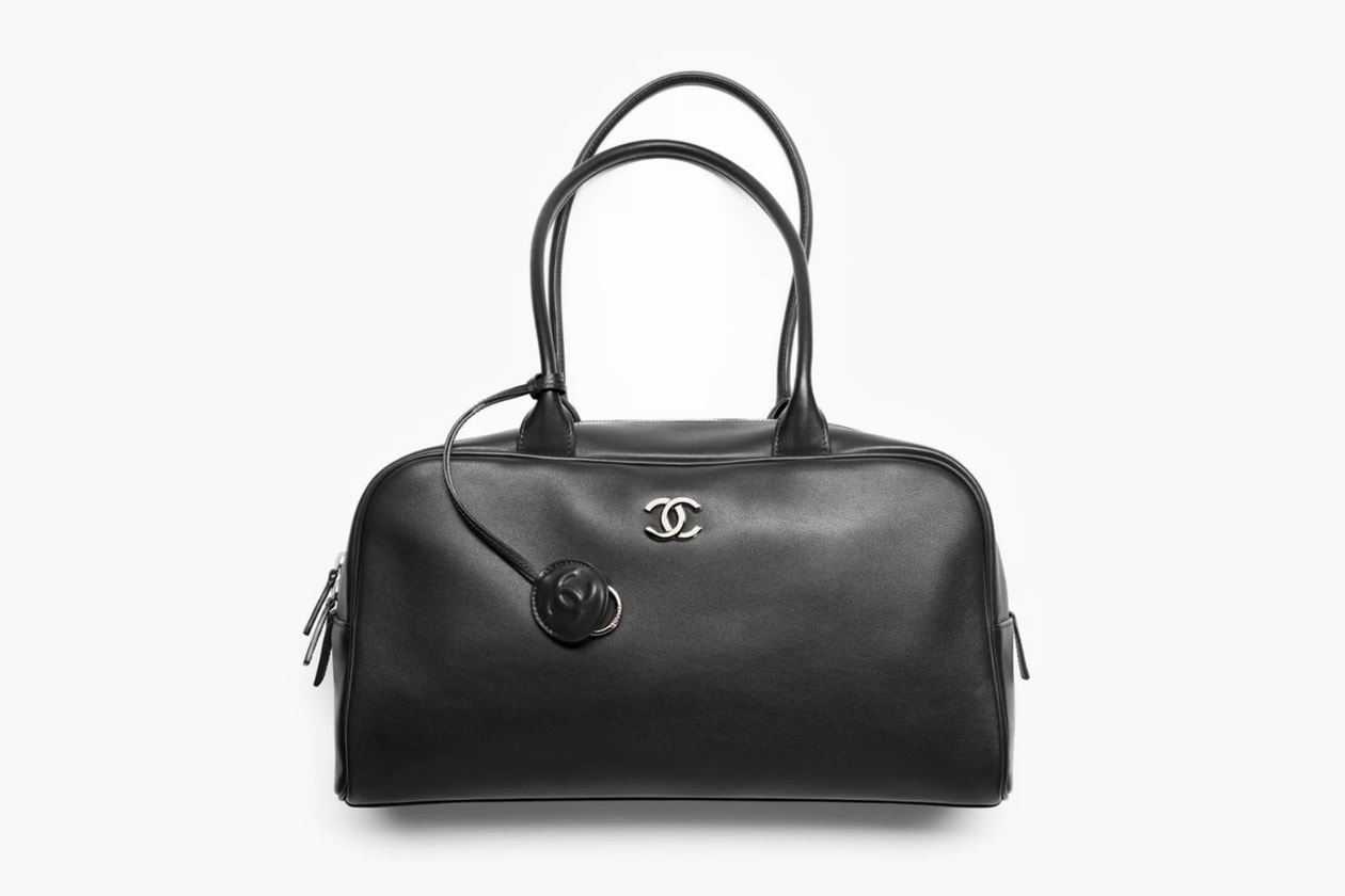 CHANEL 2026 春夏手袋推薦：大號保齡球袋登場，黑色小牛皮與極簡黑金質感解析