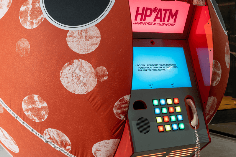 AI 算命機真的來了！EENESS 把老 ATM 變成心理占卜機，透過臉部辨識與掌紋分析生成專屬報告