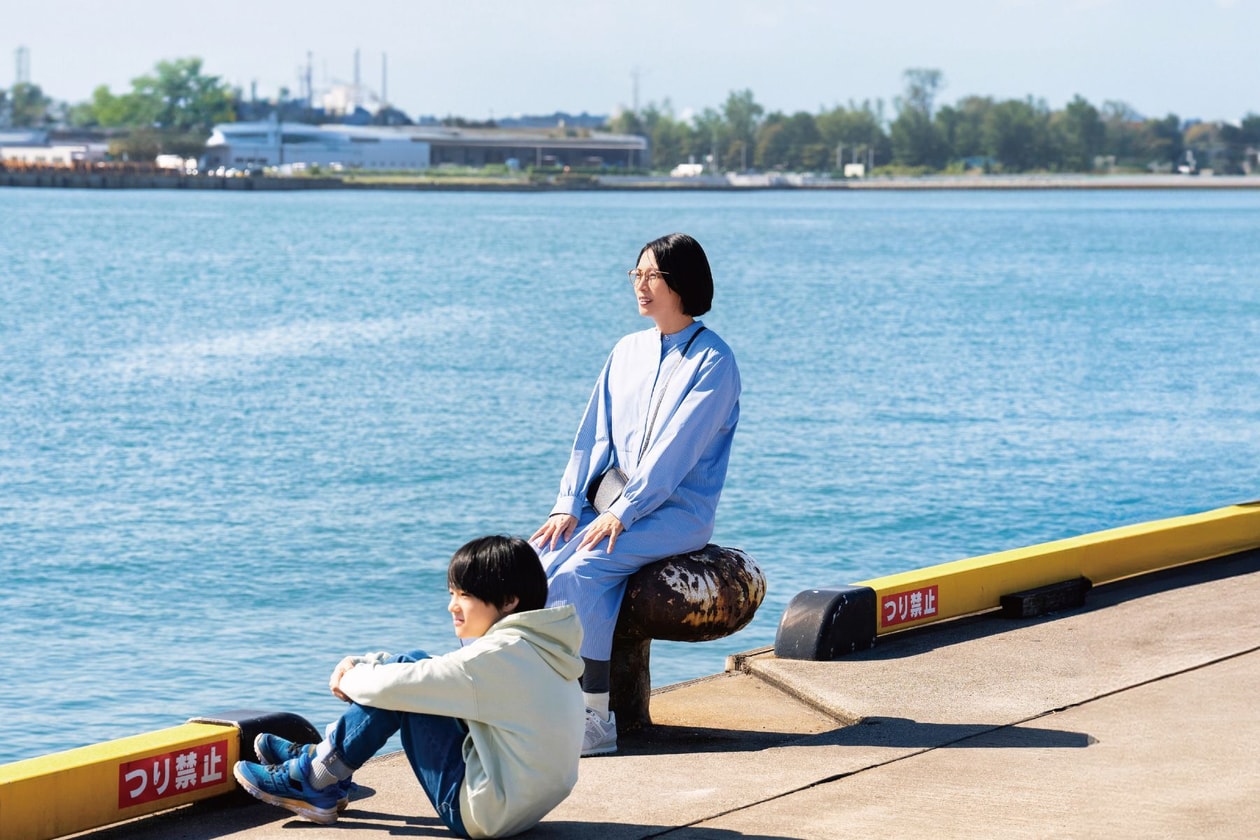 Bring Him Down To A Portable Size movie poster featuring Ko Shibasaki, Joe Odagiri and Hikari Mitsushima