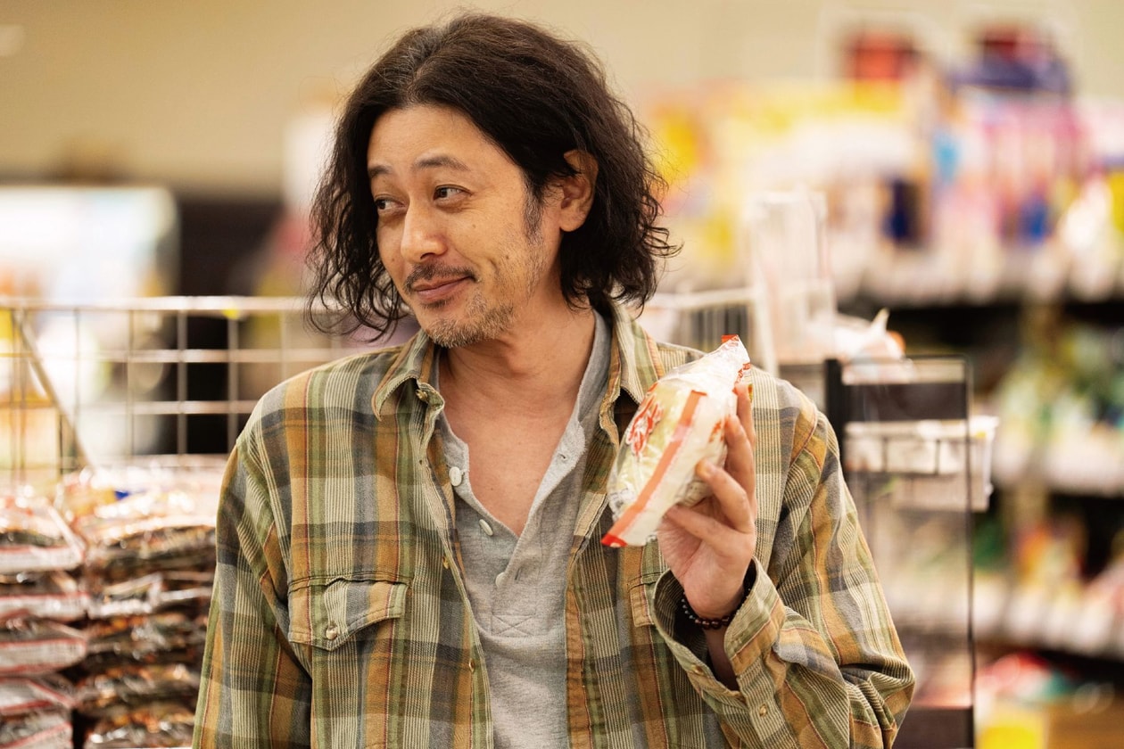 Bring Him Down To A Portable Size movie poster featuring Ko Shibasaki, Joe Odagiri and Hikari Mitsushima