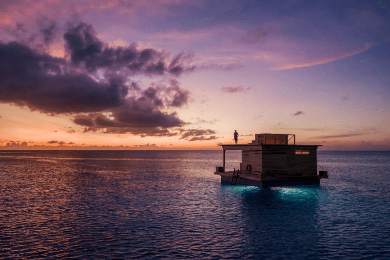 比海景房更夢幻！The Manta Resort 水下套房讓海洋成為你的臥室
