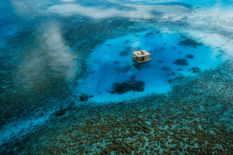 比海景房更夢幻！The Manta Resort 水下套房讓海洋成為你的臥室