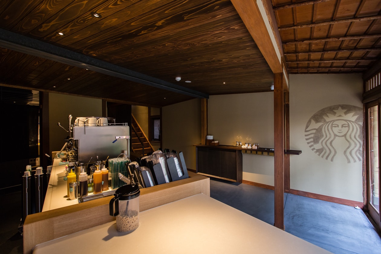 Popbee Did you know:京都這間 Starbucks，喝咖啡前竟然要先脫鞋