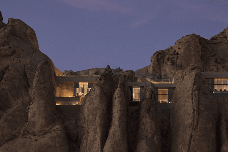 住進岩石裡不是電影場景！沙烏地 Desert Rock 將客房雕刻進千年砂岩，成為最夢幻沙漠飯店