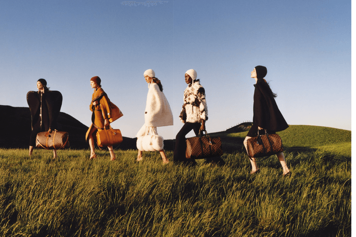 不是 Oversize 而已,Louis Vuitton 把外套穿成一座山