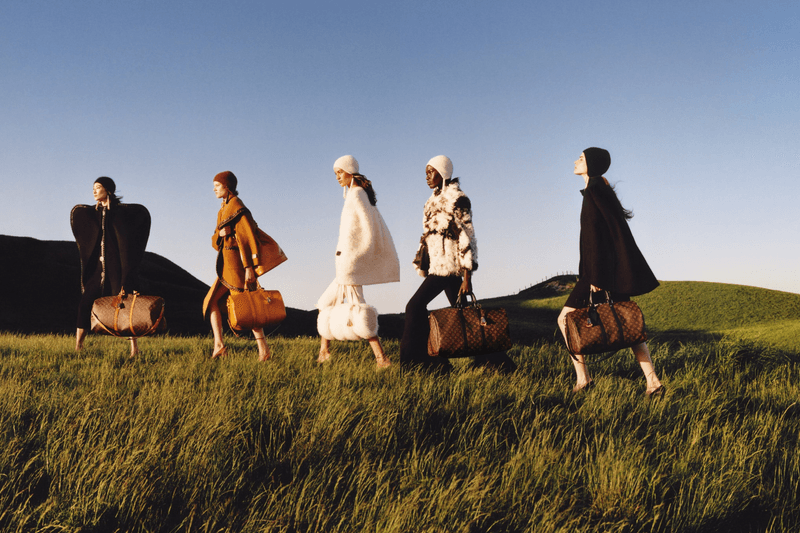 不是 Oversize 而已，Louis Vuitton 把外套穿成一座山
