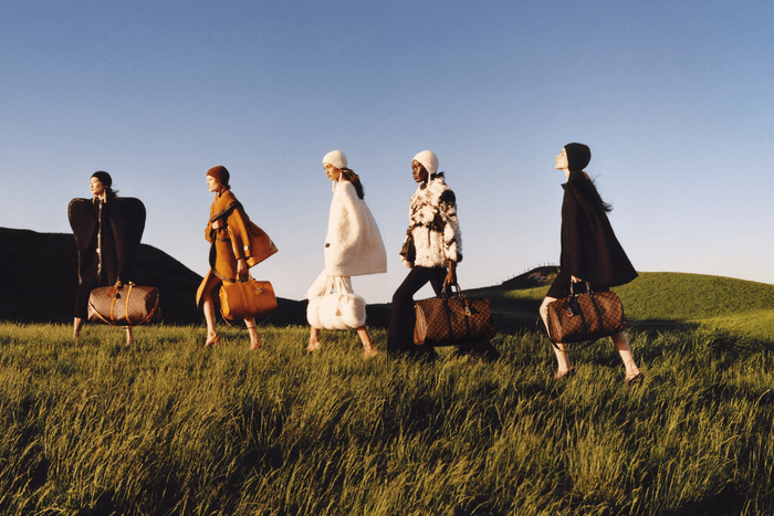 不是 Oversize 而已,Louis Vuitton 把外套穿成一座山