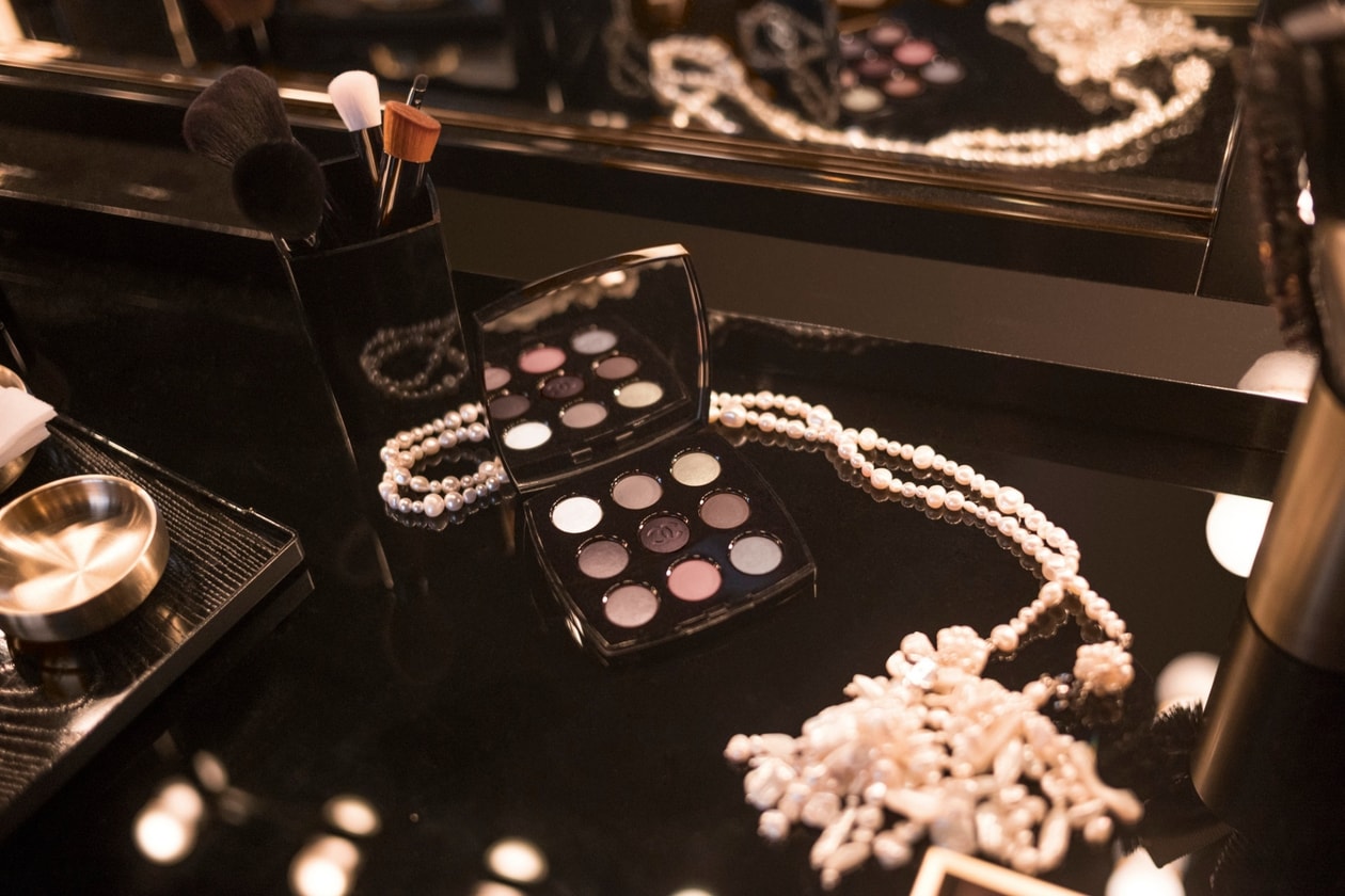 CHANEL 限量彩妝系列：雙 C 鐫刻唇膏與九色眼影盤登場