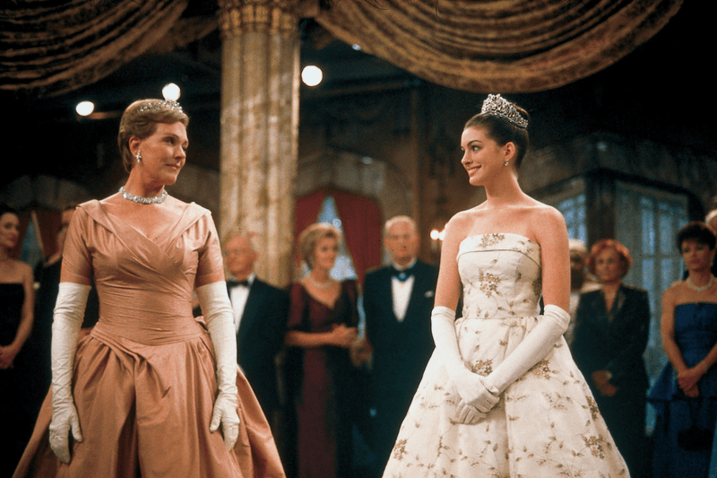 等了 22 年終於等到：Anne Hathaway 親口更新《麻雀變公主 3》，Mia 女王真的要回來了！