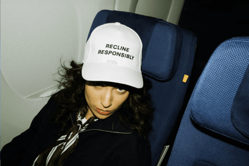 飛機扶手到底是誰的？Lufthansa 把「搭機潛規則」穿上身，幽默標語太有共鳴