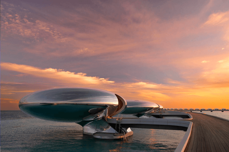 Shebara Resort 38 顆鏡面水上別墅漂浮紅海，宛如未來 UFO。