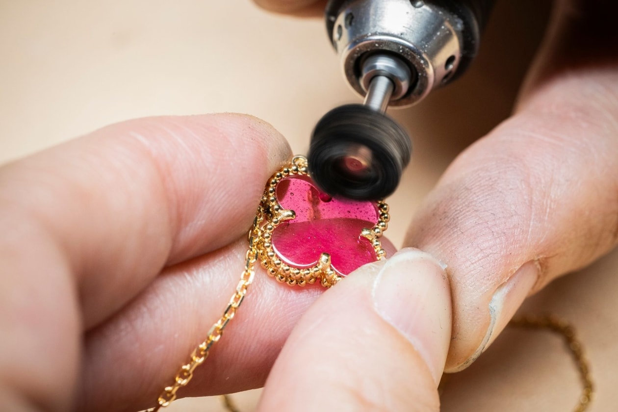 Van Cleef &amp; Arpels 全新 Alhambra 系列：經典四葉草結合半透明琺瑯工藝
