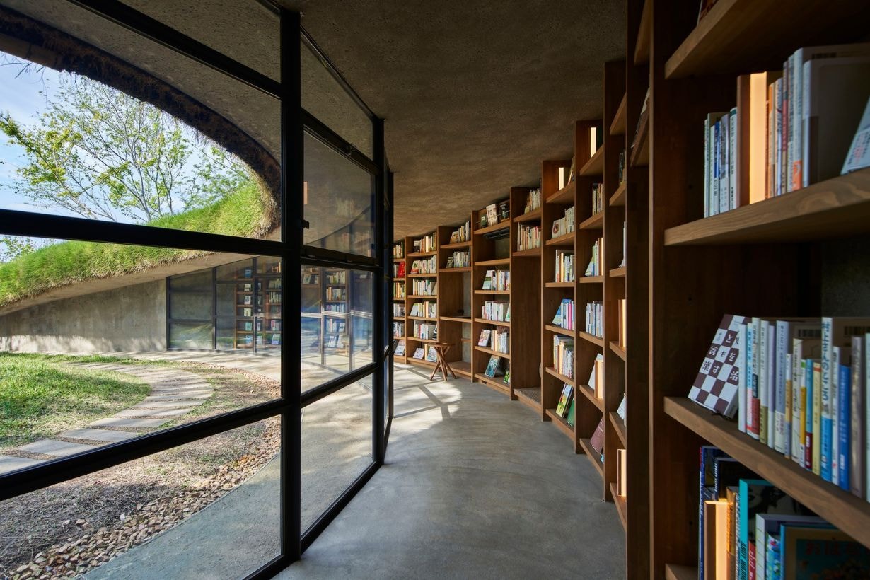 不是蓋在地上，而是藏進土裡！千葉「地中圖書館」像走進一座秘密洞穴