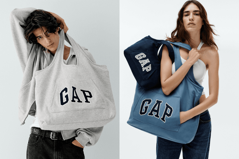 <span style="font-weight: 400;">如果把那件穿了很多年的 Gap Hoodie 從衣架上拿下來，再直接折成一只包，大概就是它現在的樣子。</span> <span style="font-weight: 400;">Gap 最新推出 The Hoodie Tote，把大家最熟悉的 Arch Logo Hoodie 搬到配件上。深藍色刷毛包身、正中央的拱形 GAP Logo，加上像帽 T 袋鼠口袋的外袋，第一眼就能認出它的靈感來源。</span> <span style="font-weight: 400;">它也是 Gap 首個完整手袋系列 GapBag 裡最有玩心的一款，由配件設計師 Reed Krakoff 操刀，將經典帽 T 的細節重新組合，變成能陪你出門的日常包。</span> <h3><b>經典 Gap Hoodie，這次變成肩上的托特包</b></h3> <span style="font-weight: 400;">The Hoodie Tote 的趣味，不只在於熟悉的 GAP Logo。包身採用柔軟 Fleece，搭配 Hoodie 羅紋細節、抽繩式開口與正面口袋，把帽 T 的特色一起保留下來。</span> <span style="font-weight: 400;">深藍色版本尤其讓人聯想到衣櫃裡的經典款，正面外袋就像從 Hoodie 延伸而來的袋鼠口袋，讓原本穿在身上的休閒感，換個方式出現在肩上。</span> <span style="font-weight: 400;">看起來柔軟隨性，內部也有實用的考量。Fleece 外層之下加入 Neoprene 內裡，為包身提供支撐；帽 T 上熟悉的抽繩，則成為包口的收合設計，讓衣服上的細節有了新的用途。</span> <h3><b>從托特包到小袋，把 Hoodie 帶進日常</b></h3> <span style="font-weight: 400;">除了這款深藍色托特包，Hoodie Bag 系列還提供 3 種尺寸與一款小型 Pouch，並有不同配色可選，售價依尺寸落在 US$29.95 至 US$99.95。</span> <span style="font-weight: 400;">整個 GapBag 系列將於 9 月 8 日正式在 gap.com 上市，部分款式也會陸續進入北美及日本等國際市場。</span> <span style="font-weight: 400;">The Hoodie Tote 最吸引人的，或許就是那份熟悉感。穿了多年的刷毛材質、拱形 Logo 和袋鼠口袋，如今變成出門時隨手背起的包，依然保留著那件 Gap Hoodie 輕鬆好搭的樣子。</span>