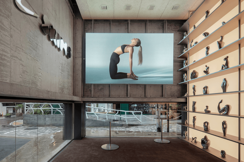 NikeSKIMS 在東京開咖啡廳了！巧克力色外牆，連喝杯茶都想順便拍照