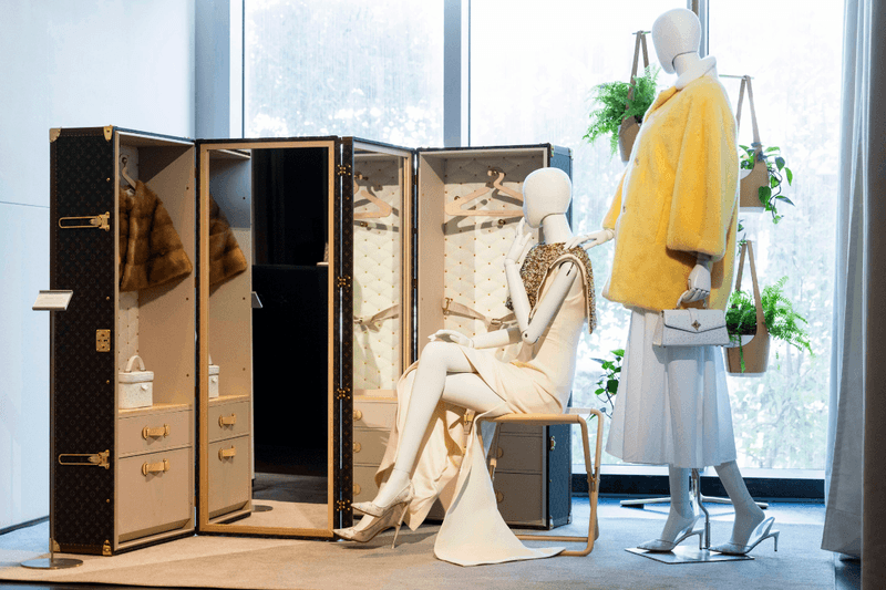 Lisa、j-hope 的訂製造型都來了！Louis Vuitton 台北珍稀展覽，夢幻 Capucines、Vivienne 包款美得像藝術品