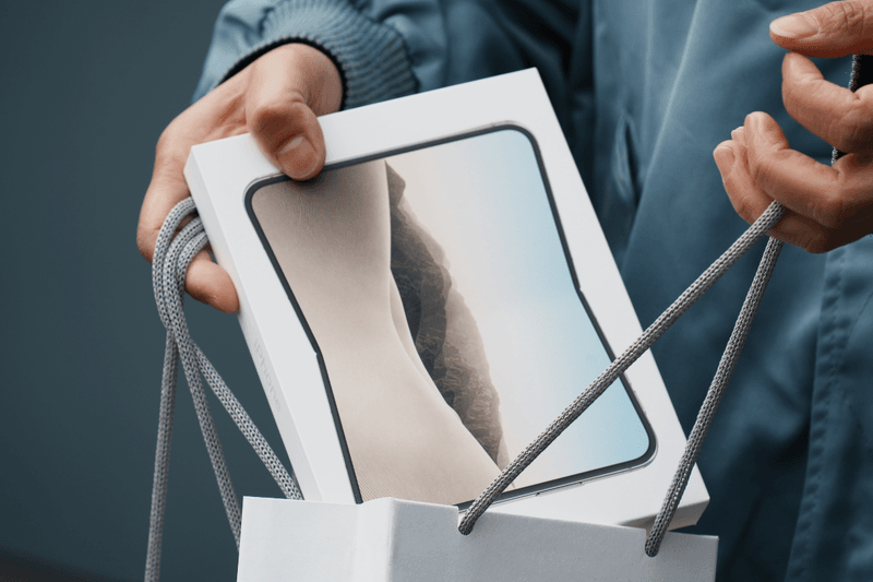 iPhone Duo 熱賣，Apple 再寫新紀錄：等了這麼久的摺疊 iPhone，大家真的買單？