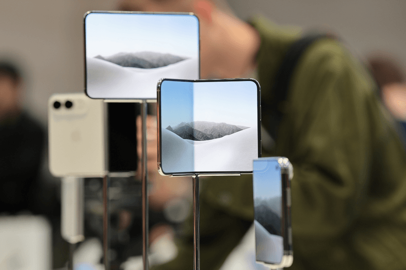 iPhone Duo 熱賣，Apple 再寫新紀錄：等了這麼久的摺疊 iPhone，大家真的買單？