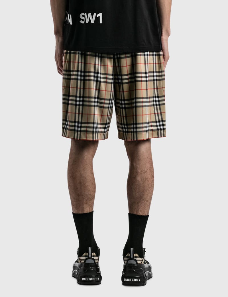 burberry shorts outfit