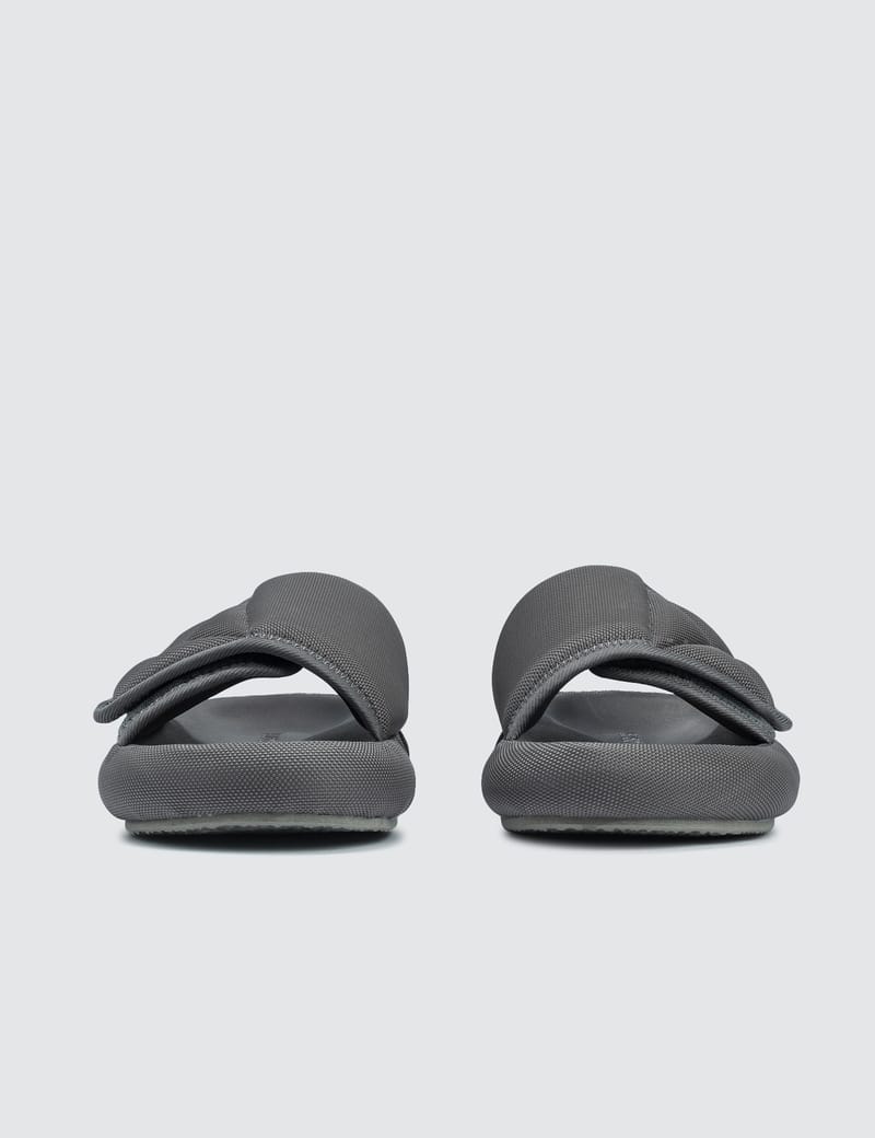 yeezy slippers season 6