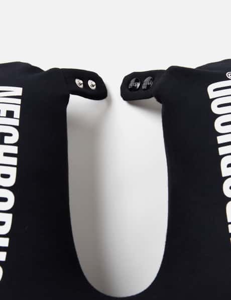 NEIGHBORHOOD - LOGO NECK PILLOW | HBX - ハイプビースト(Hypebeast 
