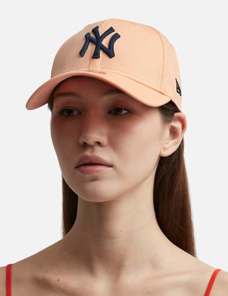 NEW ERA 9FORTY WOMEN LEAGUE ESSENTIAL MLB NEW YORK YANKEES STONE CAP
