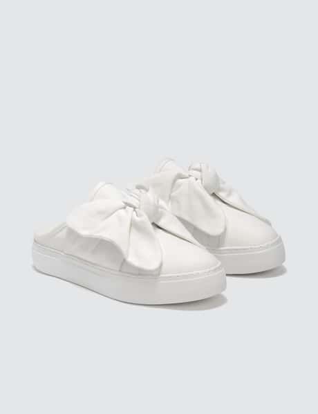 SJYP - Ribbon Mule Sneakers | HBX - ハイプビースト(Hypebeast)が 