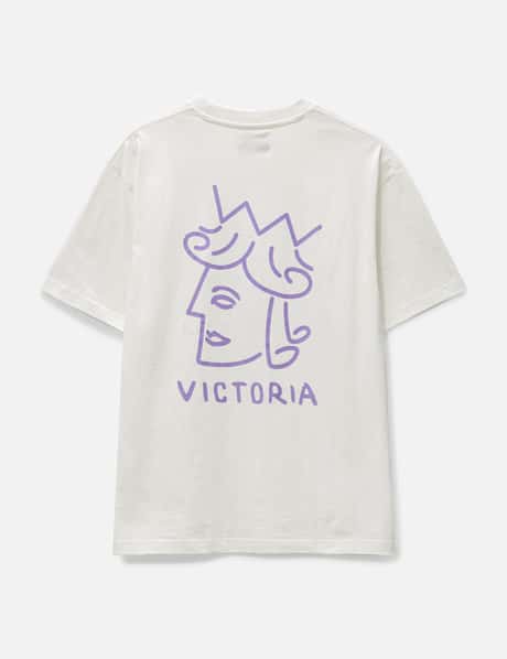 Victoria クイーンヘッド ロゴ Tシャツ