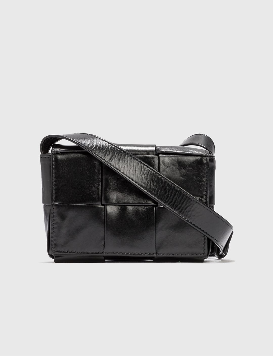 Mens Messenger bags Bottega Veneta Messenger bags Bottega Veneta Cassette Leather Crossbody Bag in Black for Men 