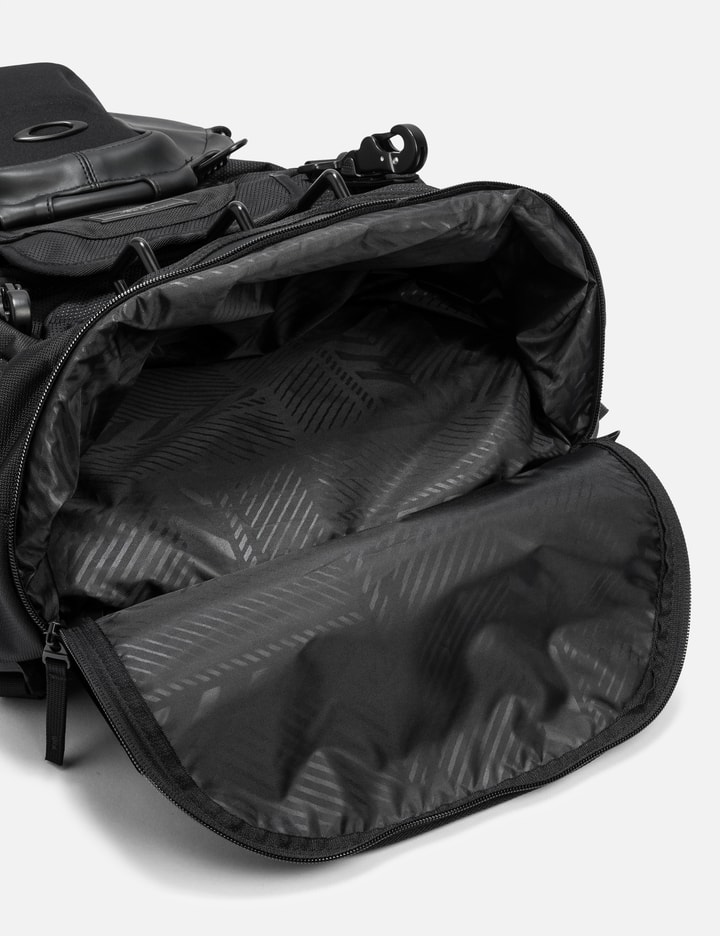 Oakley Logo-patch Zip-up Backpack In Black