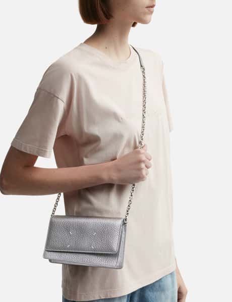 Maison Margiela - WALLET ON CHAIN MEDIUM | HBX - ハイプビースト Maison Margiela - WALLET ON CHAIN MEDIUM | HBX - ハイプビースト