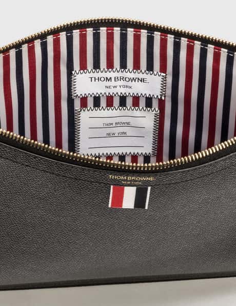 Thom Browne - ミディアム ジップ ドキュメント ホルダー | HBX 