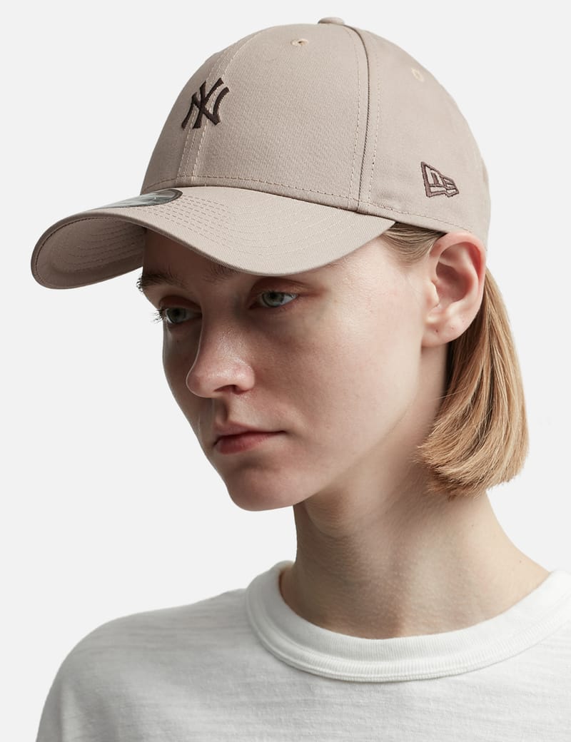 New Era New York Yankees Women's Adjustable Cap – Metallic Logo Stone 9Forty, Strapback Closure