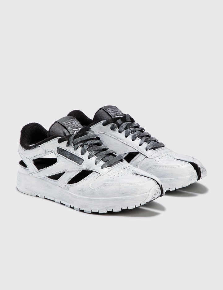 Maison Margiela x Reebok 타비 컷아웃 스니커즈 Placeholder Image