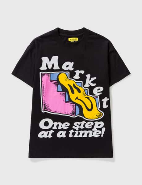 Market 스마일리 원 스텝 앳 어 타임 티셔츠
