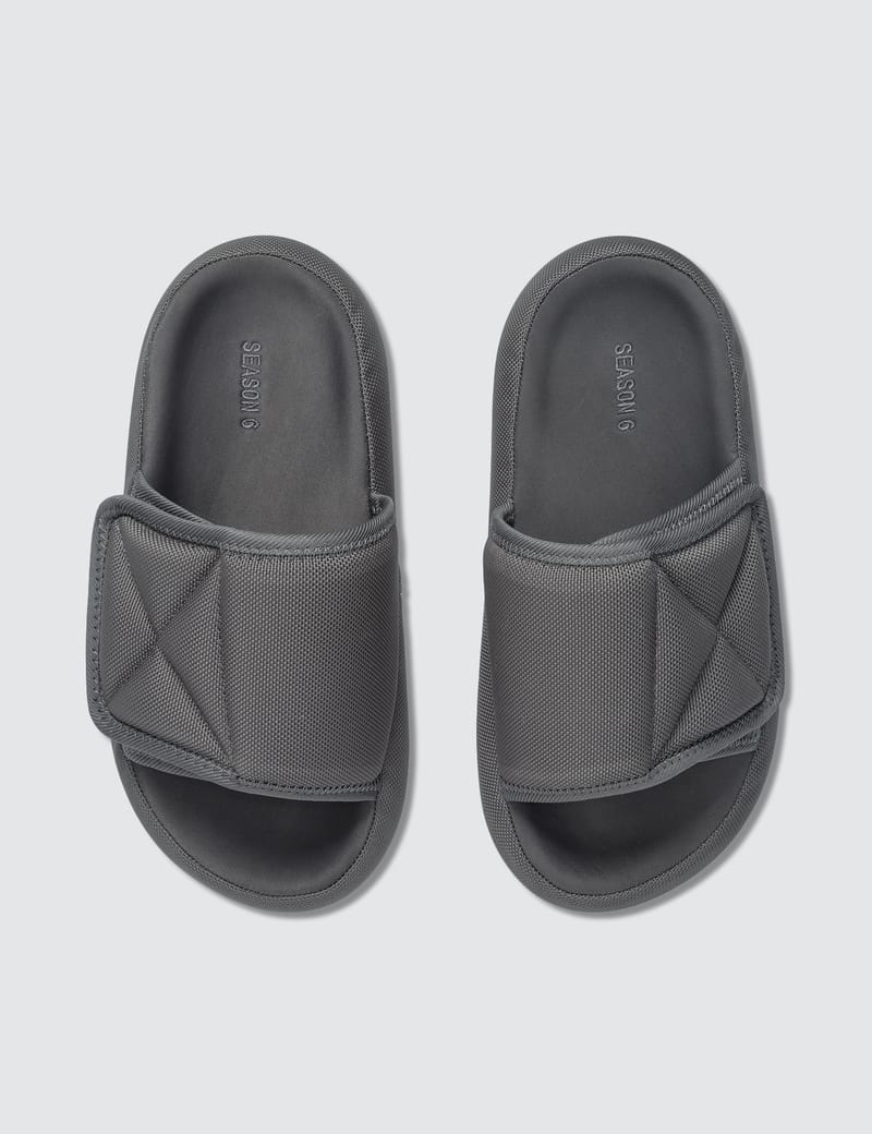 yeezy slippers season 6