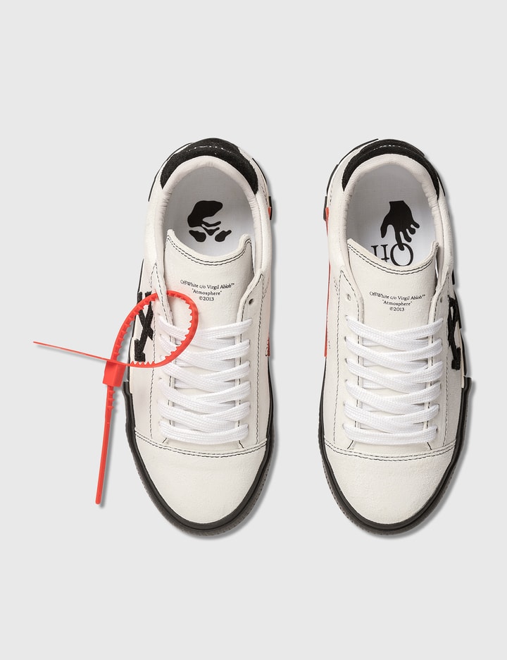 Off-White Sneakers new arrow low Women OWIA216E20LEA0011001 Suede 240€
