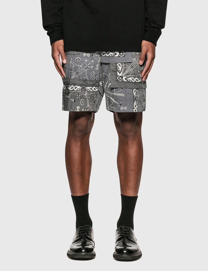 Sacai - Dr.Woo Bandana Print Shorts | HBX - ハイプビースト  